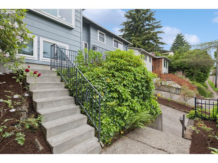Property Photo: 868 SW Troy St OR 97219