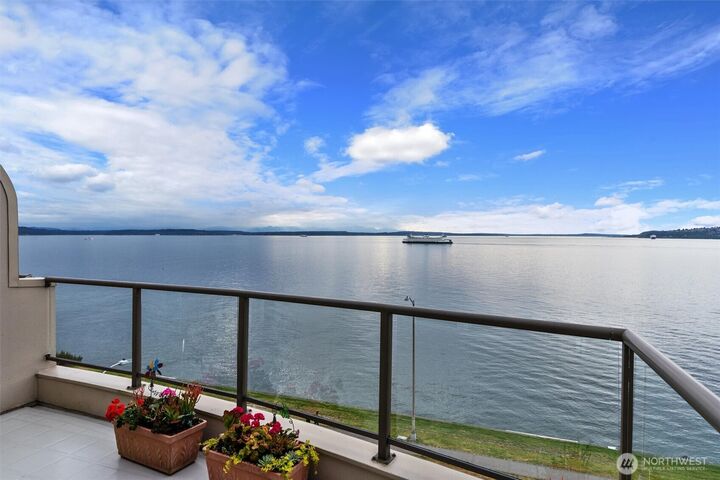 Property Photo:  1210  Alki Avenue SW 601  WA 98116 