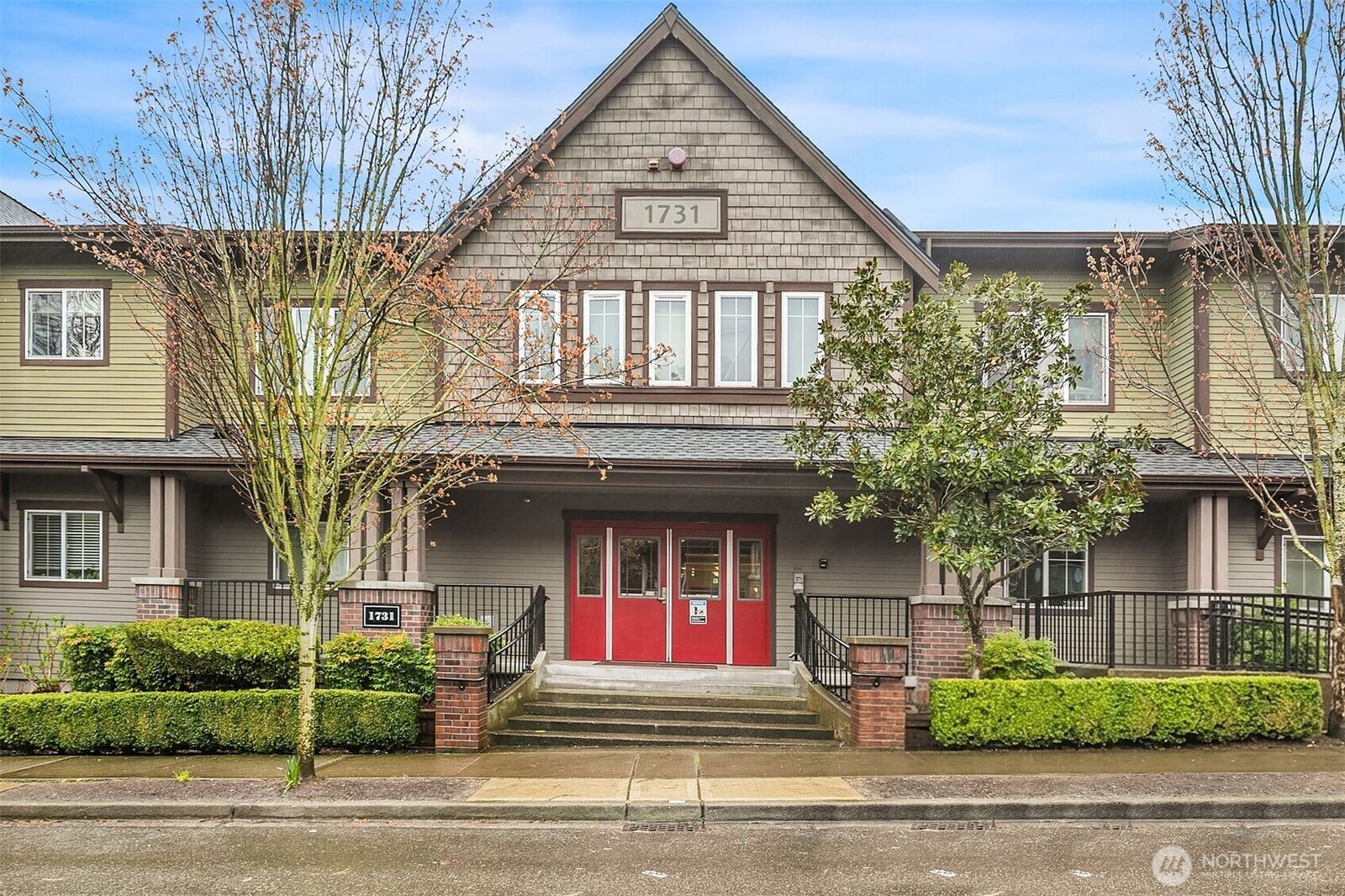 Property Photo:  1731  10th Avenue NE B115  WA 98029 