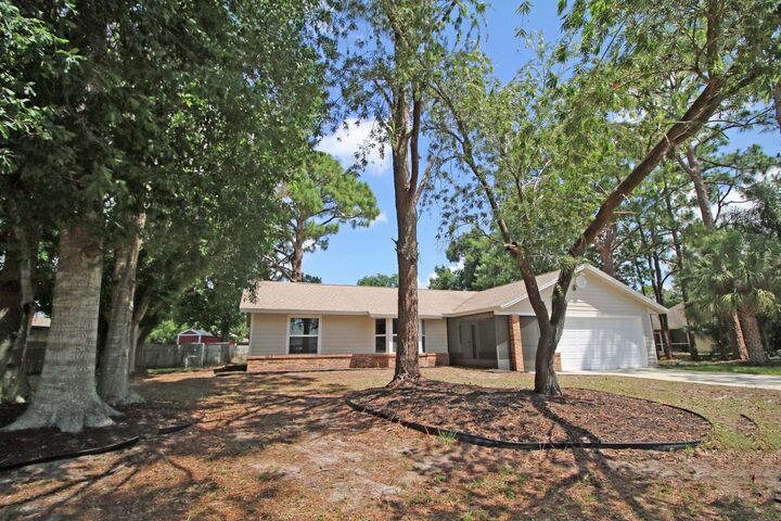 Property Photo:  271 NE Naylor St Street  FL 32907 