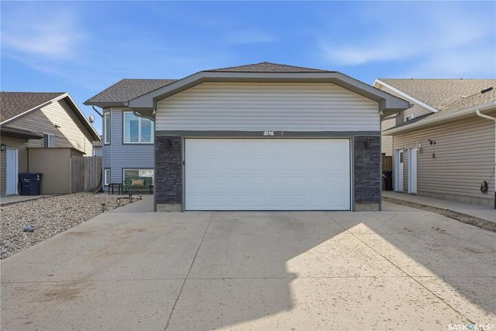 Property Photo: 2146 Rosewood Drive SK S7V 0G2