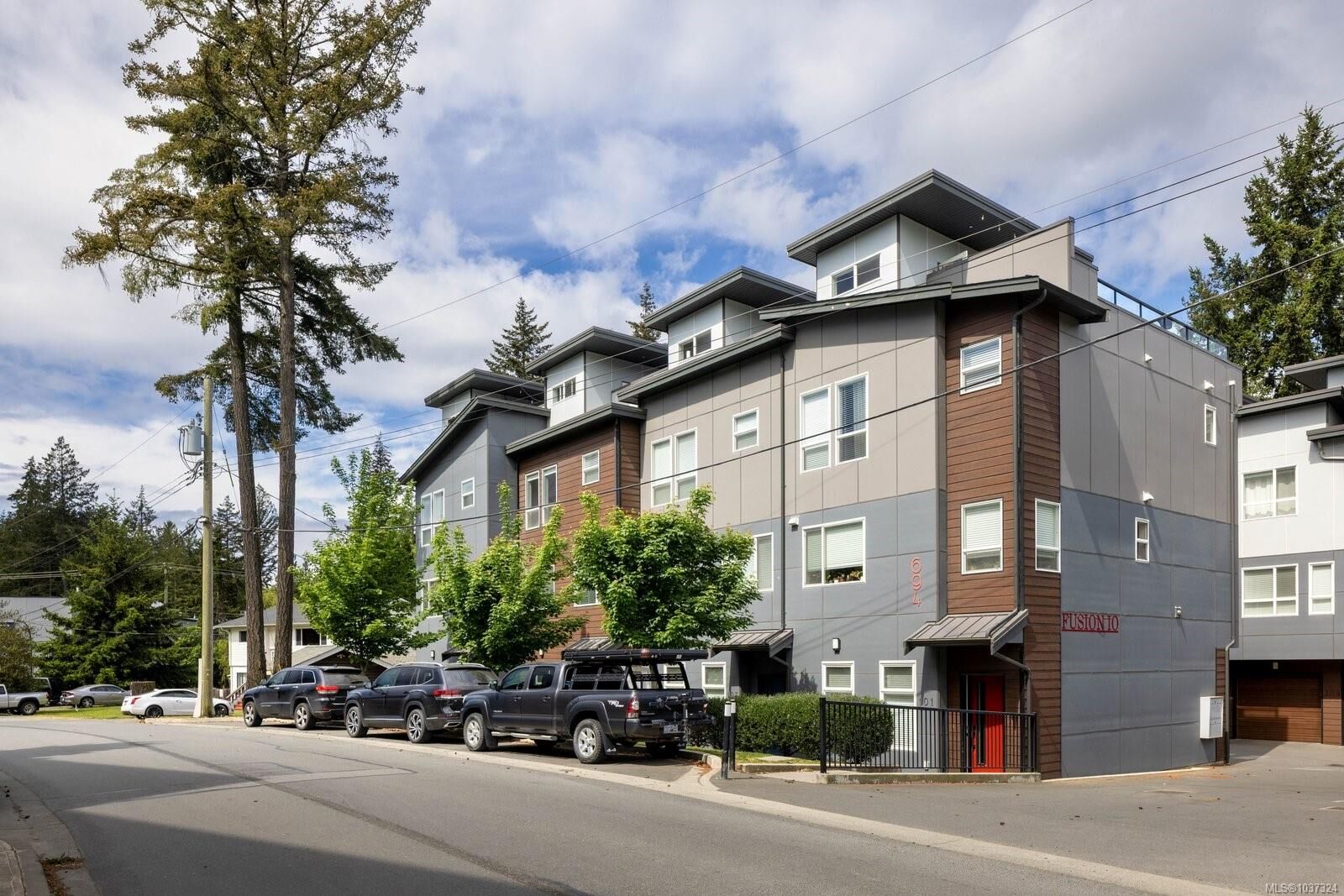 Property Photo: 694 Hoylake Ave 105 BC V9B 3P7