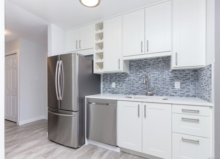 Property Photo:  3240 Glasgow Ave 210  BC V8X 1M2 