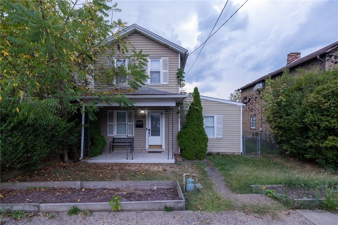 Property Photo:  1618 W Railroad St  PA 15106 