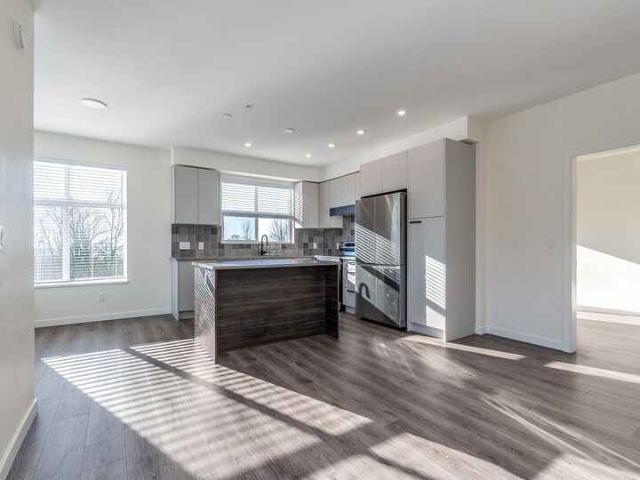 Property Photo: 33920 Best Avenue 311 BC V2V 0L9