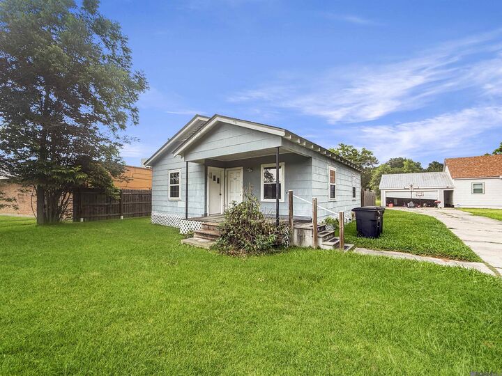 Property Photo: 4228 Pasadena Dr LA 70814