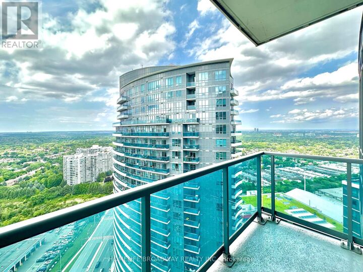 Property Photo:  7161 Yonge Street 2833  ON L3T 0C8 