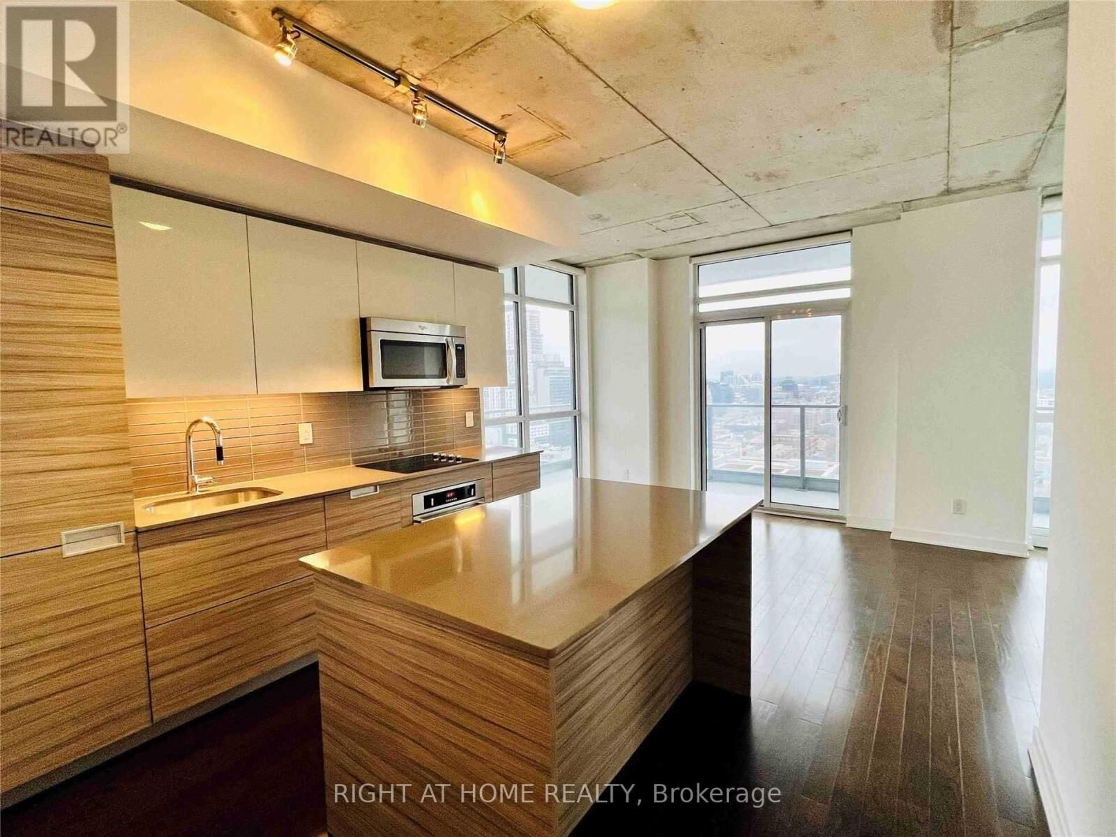 Property Photo:  210 Simcoe Street 2203  ON M5T 0A9 