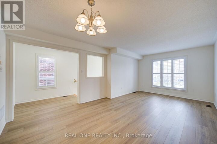 Property Photo:  584 Reeves Way Boulevard  ON L4A 0T3 