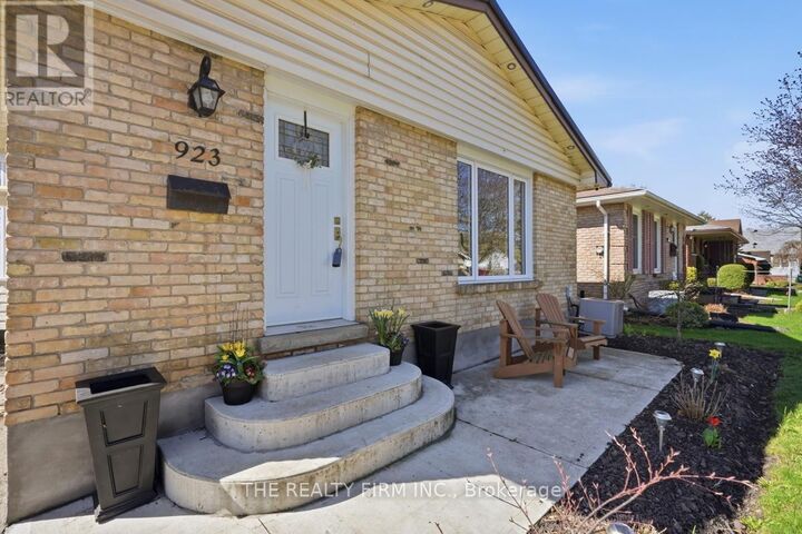 Property Photo: 923 Willow Lane ON N6E 1H4