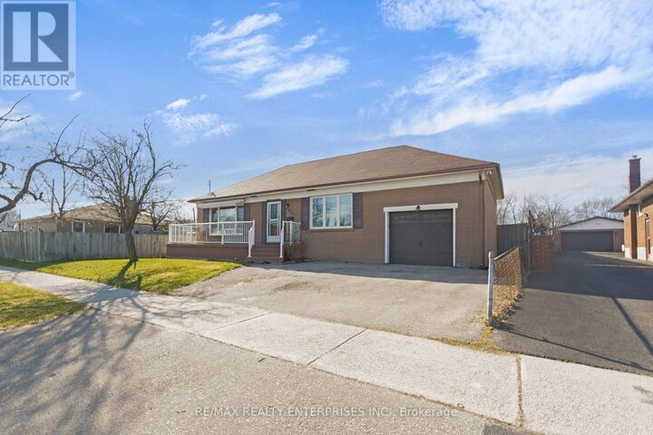 Property Photo:  951 Atwater Avenue  ON L5E 1M4 