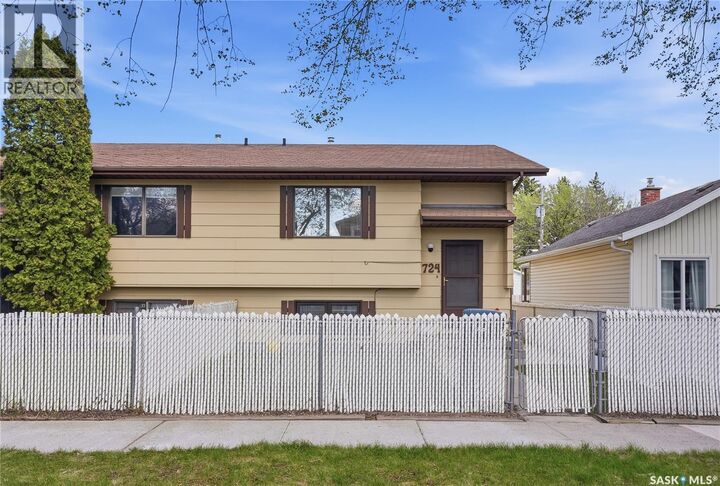 Property Photo: 724 M Avenue S SK S7M 2L4