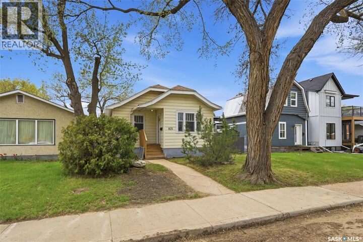 Property Photo:  825 L Avenue S  SK S7M 2H9 