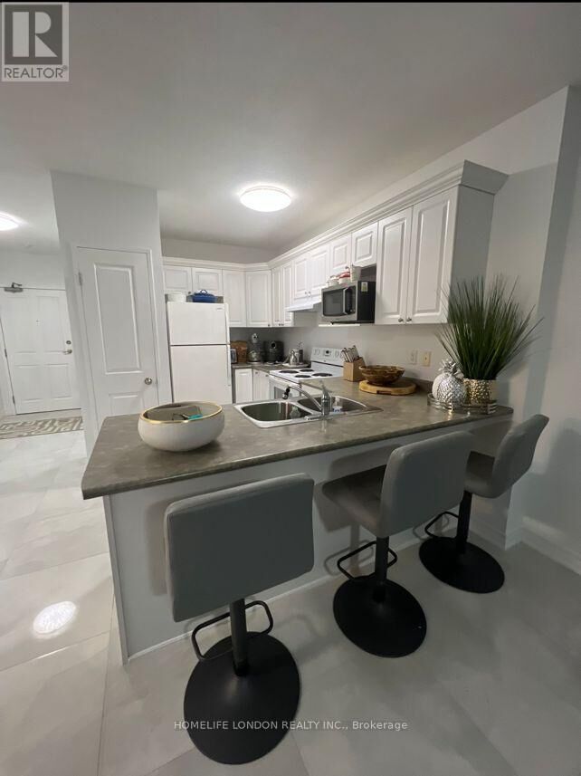 Property Photo:  353 Southwest Commissioners Road West 611  ON N6J 0A3 