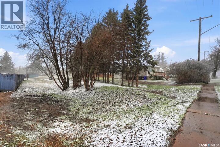 Property Photo:  746 7th Street E  SK S6V 0T1 