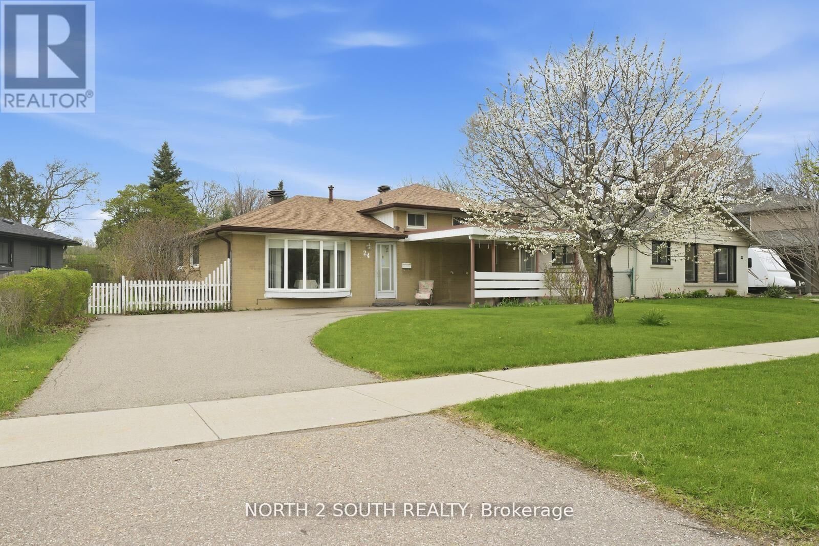 Property Photo:  24 Vanderbrent Crescent  ON M9R 3W8 