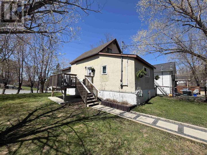 Property Photo:  827 Fourth Ave South  ON P9N 1Z9 