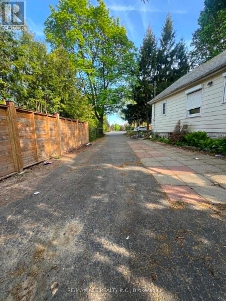 Property Photo:  54 Dale Avenue Main  ON M1J 3J5 