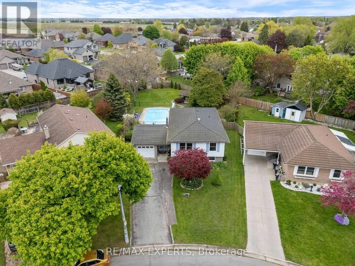 Property Photo: 32 Crestlynn Crescent ON N3Y 4V8