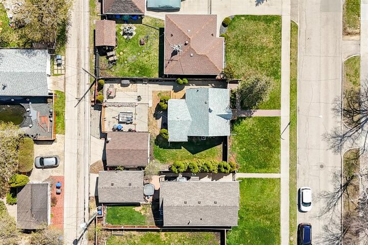 Property Photo: 221 Cheriton Avenue MB R2G 0E6