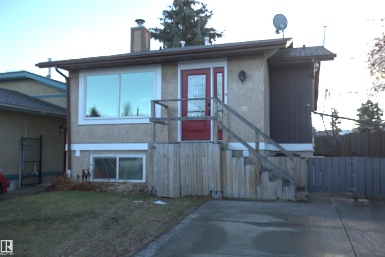 Property Photo:  44 Wellington Crescent  AB T7X 1K2 
