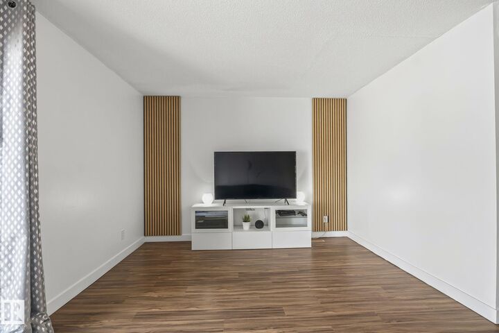 Property Photo:  28C Meadowlark Villege NW  AB T5R 5X4 