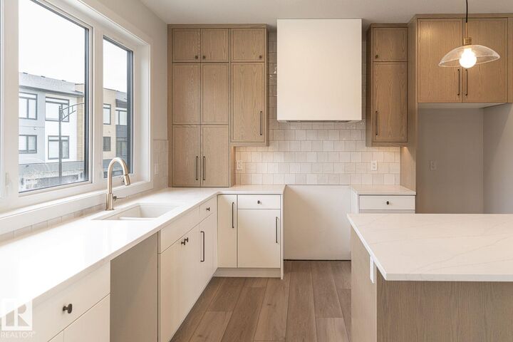 Property Photo: 7121 May Crescent NW 53 AB T6R 0X2