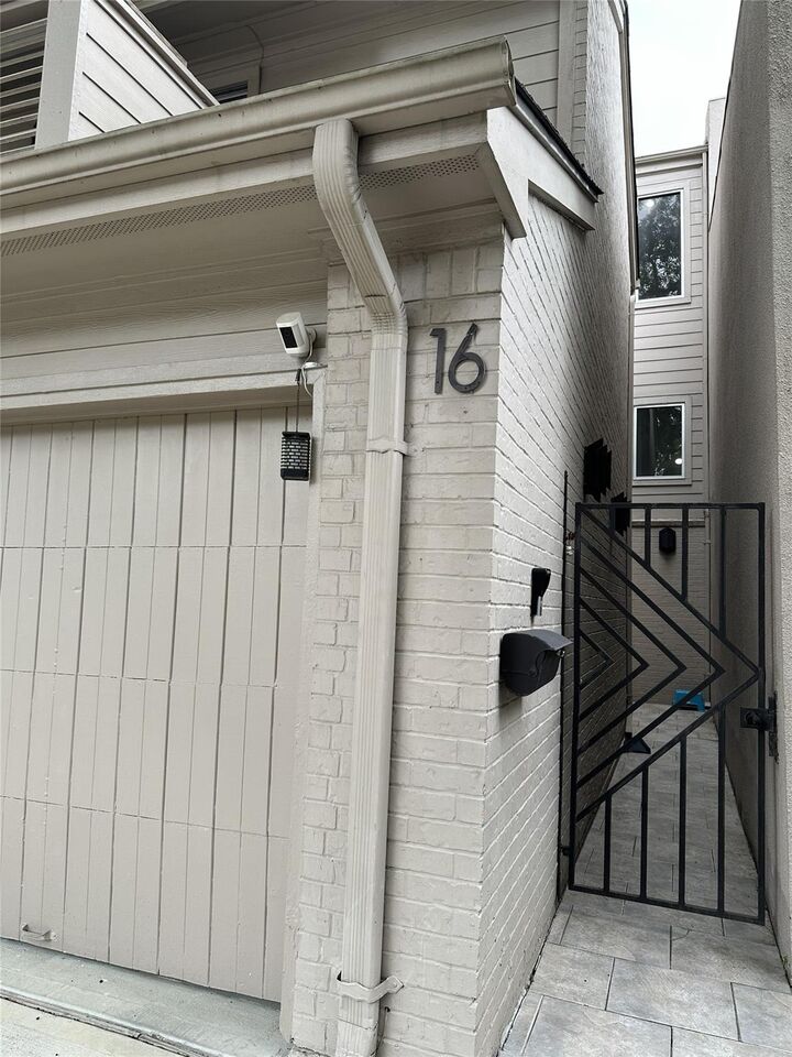 Property Photo:  16 Alpine Court  TX 77401 