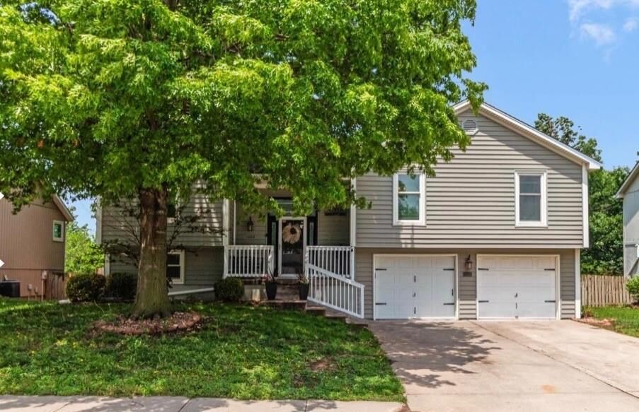 Property Photo:  1004 SE 10th Street  MO 64081 