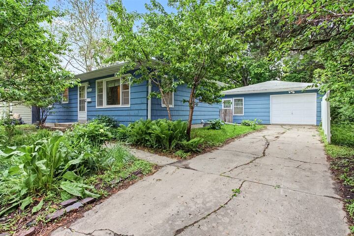 Property Photo:  1323 Arizona Avenue  IA 50014 