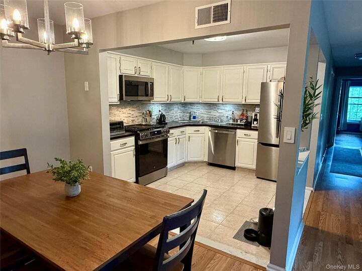 Property Photo:  9 Edinburgh Drive 9  NY 10566 