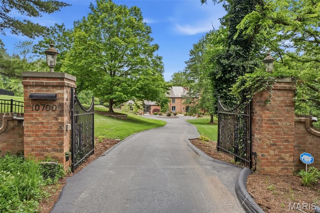 Property Photo: 10700 Starhill Drive MO 63128