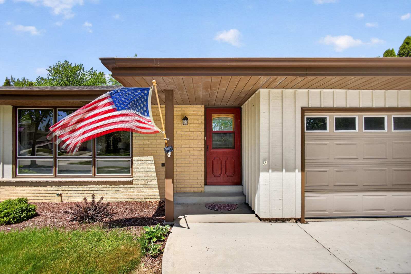 Property Photo:  508 Whitegate Dr  WI 53080 