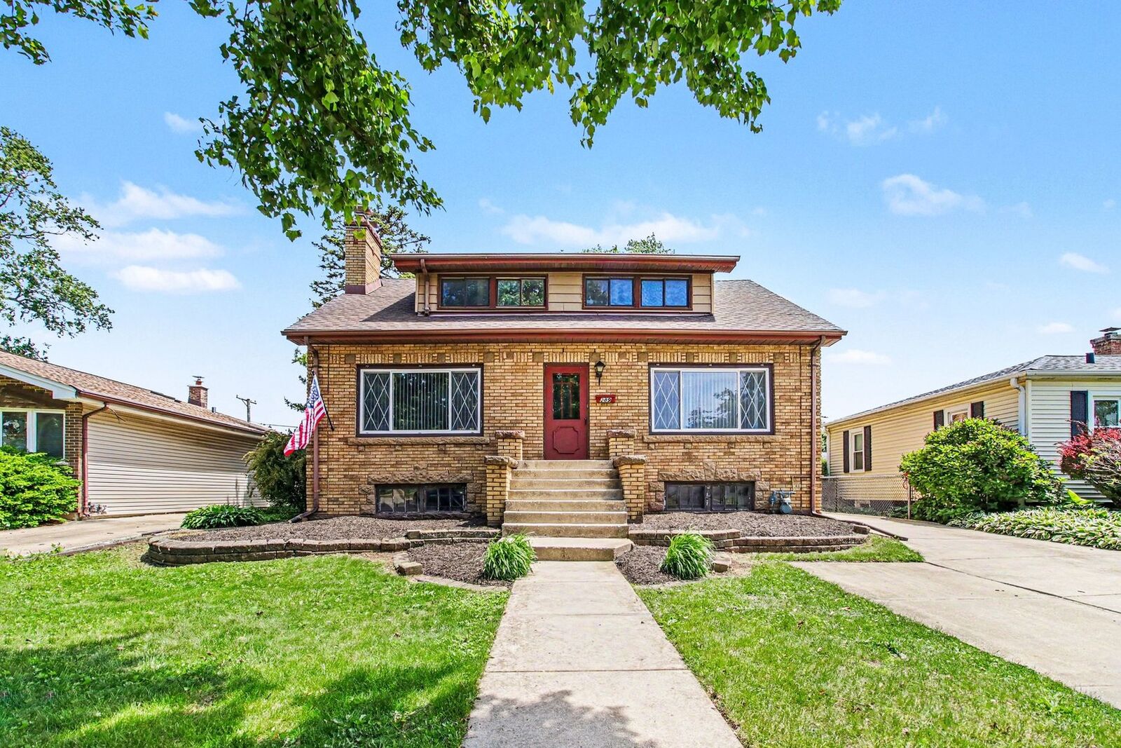 Property Photo:  289 S Pick Avenue  IL 60126 
