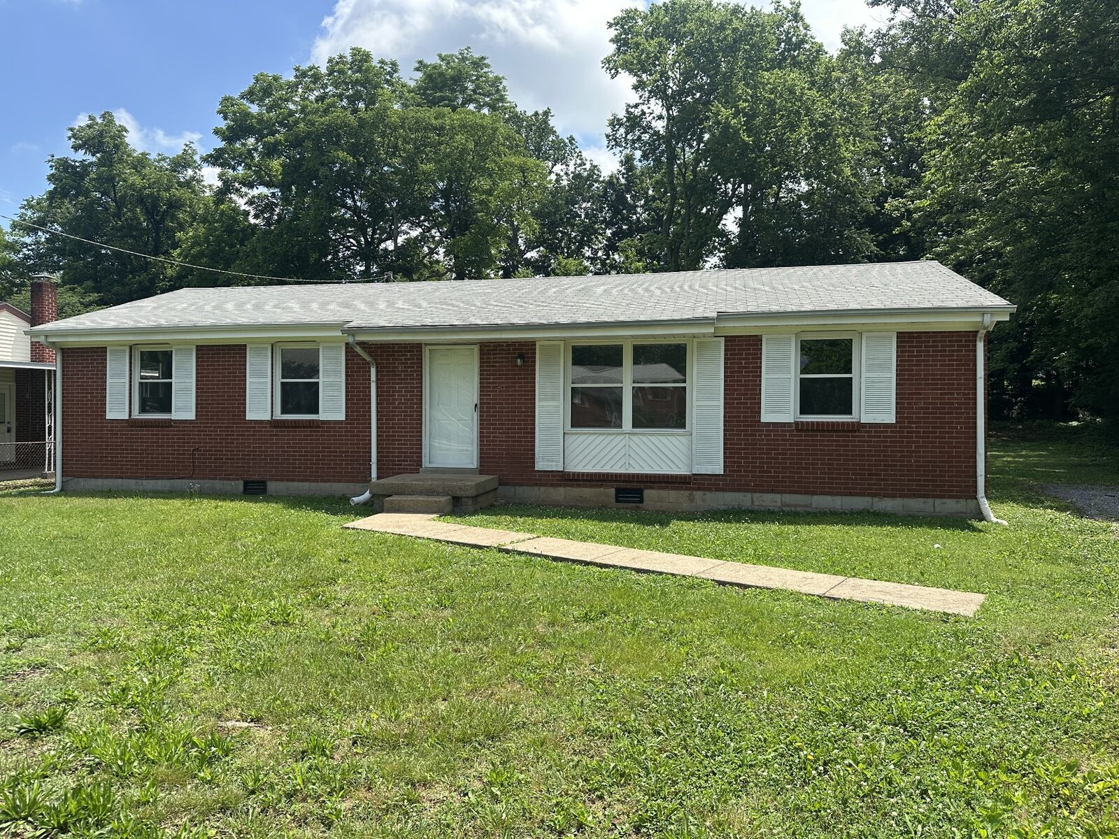 Property Photo:  312 Plantation Dr  TN 37042 