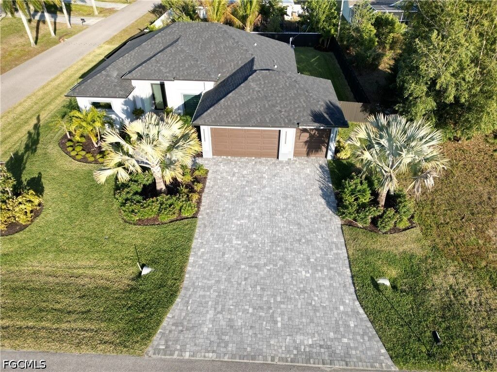 Property Photo:  1621 SW 10th Place  FL 33991 