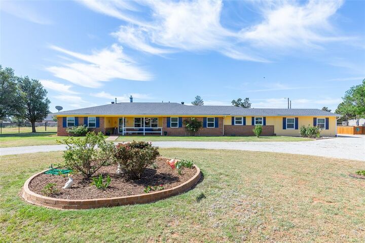 Property Photo:  317 Country Place S  TX 79606 