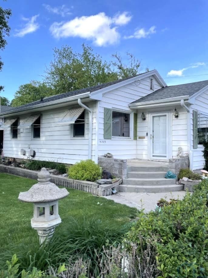 Property Photo:  5303 6th Ave  IA 51106-3122 