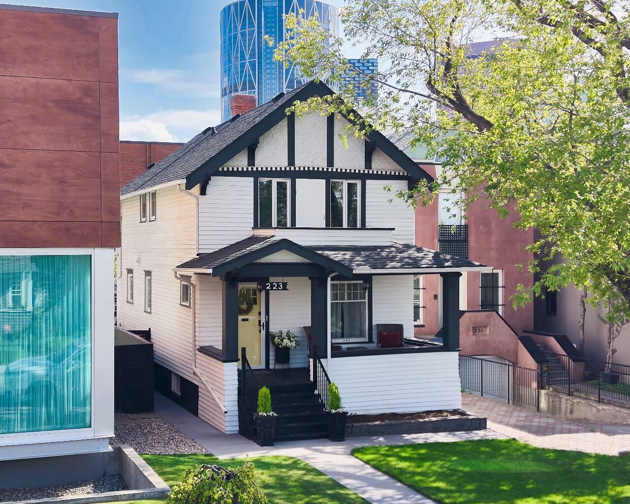 Property Photo:  223 2 Avenue NE  AB T2E 0E3 