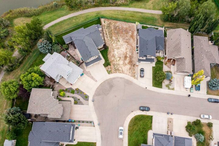 Property Photo:  468 Mt Sunburst Cres W  AB T1K 2S6 