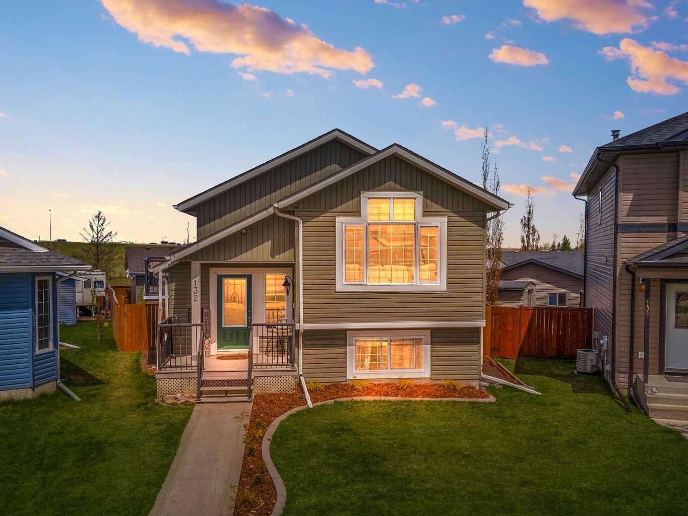 Property Photo:  132 Oswald Close  AB T4P 0C1 