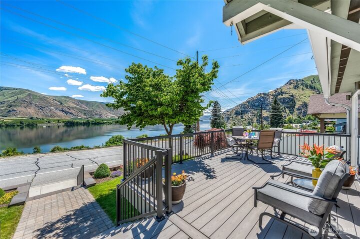 Property Photo:  2548  Entiat Way  WA 98802 