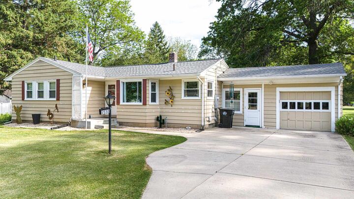 Property Photo:  2530 White Oaks Drive  WI 53511 