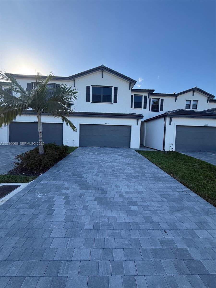 Property Photo: 4957 Oakmont Dr 5838 FL 33312