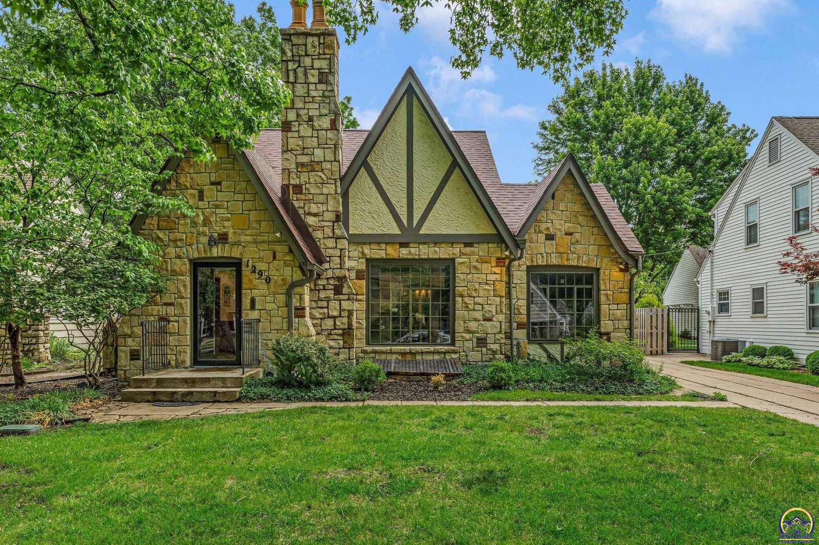 Property Photo:  1290 SW Pembroke Ln  KS 66604 