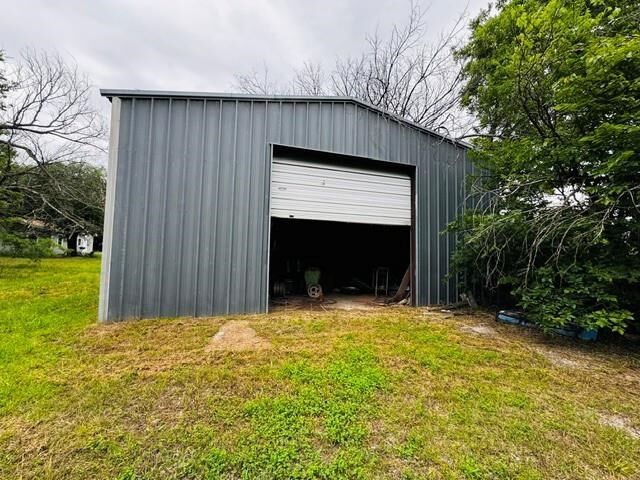 Property Photo:  1028 E Vine Street  OK 74023 