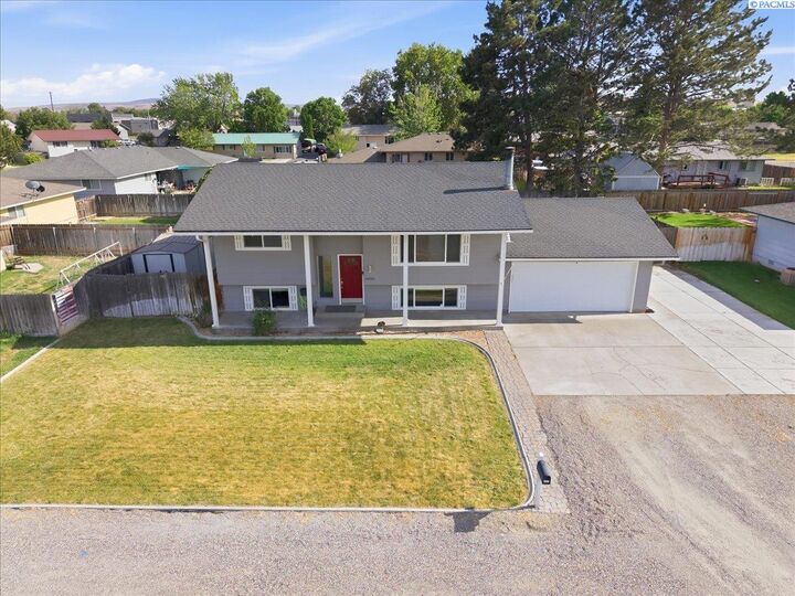 Property Photo:  6025 W Okanogan Loop  WA 99336-7625 