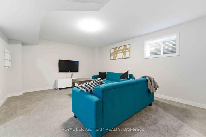 Property Photo: 3048 Travertine Way ON K2J 6W9