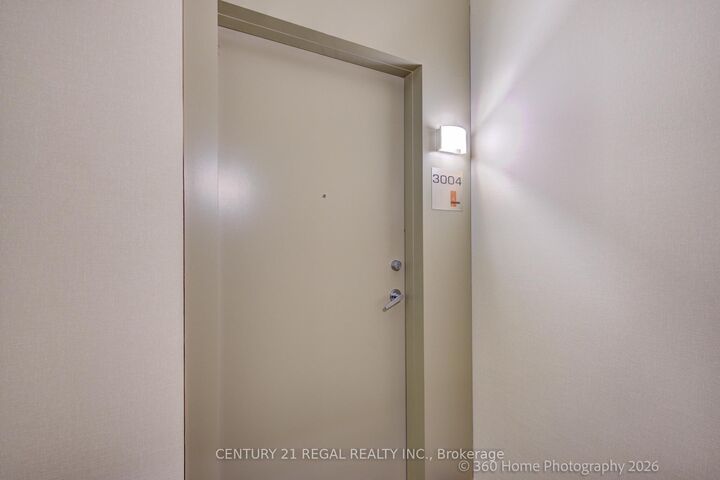220 Burnhamthorpe Road 3004 — photo 1