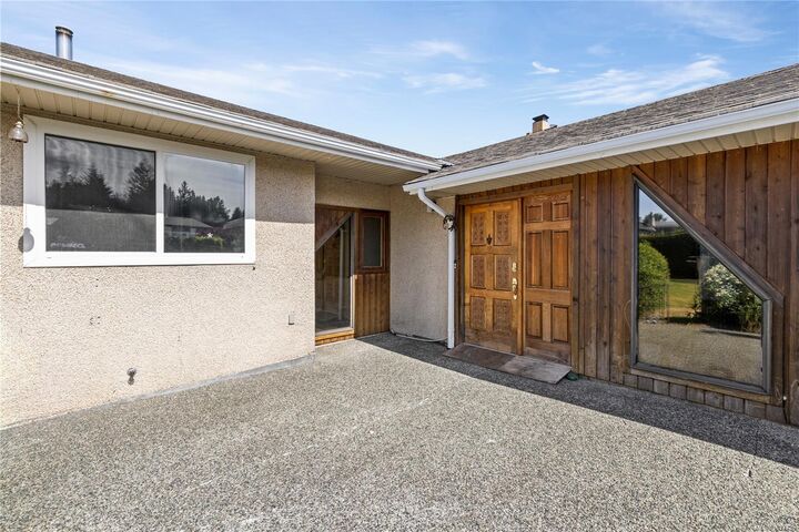 Property Photo: 9921 Echo Hts BC V0R 1K2